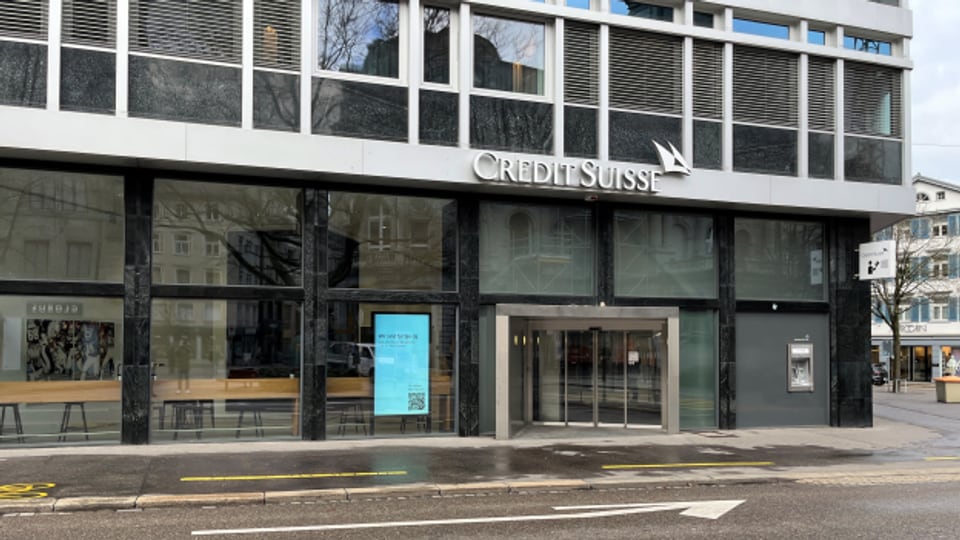 Verunsicherung nach Übernahme durch UBS: Andrang am Montagmorgen in der Schalterhalle der CS Filiale in St. Gallen.