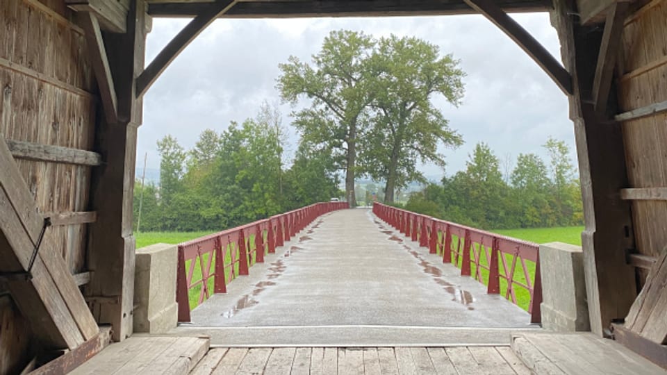 Der Stahlteil der Brücke ist nach der Sanierung wieder rot