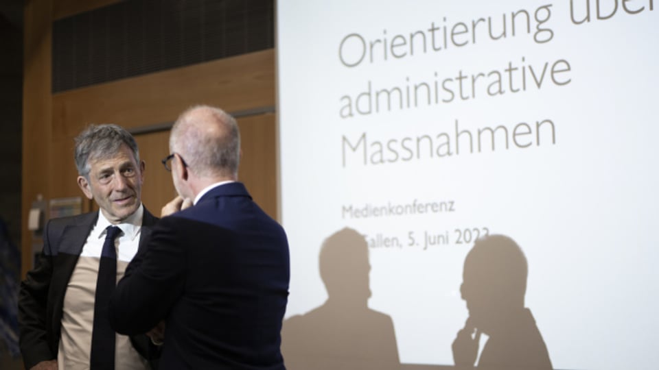 Rektor Bernhard Ehrenzeller und Regierungsrat Stefan Kölliker orientieren die Medien über administrative Massnahmen.