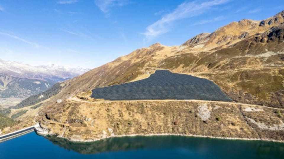 Axpo plant alpines Solarkraftwerk am Stausee Nalps