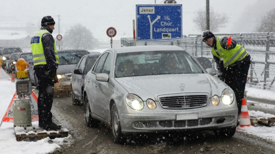 Die Autos auf dem Weg nach Davos werden dieses Jahr bereits ab Sonntag kontrolliert.
