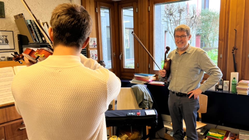 Hermann Ostendarp unterrichtet einen Streicher aus dem Jugendorchester, das von einem Förderverein gestützt wird.