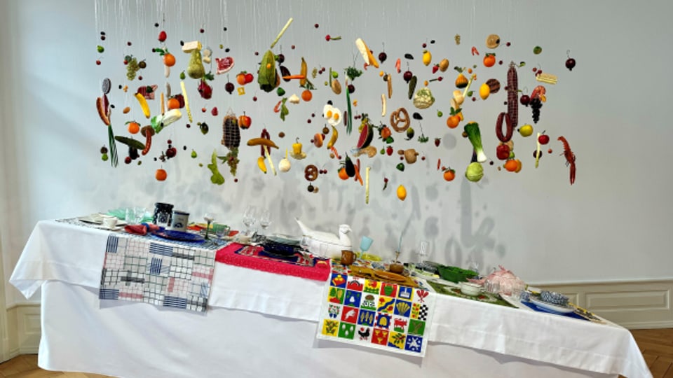 Das Werk «Tischgesellschaft» von Jana Besimo, Valerie Ehrenbold und Lisa Schöpflin zeigt, wie unterschiedlich Tischgäste sein können. Rund 200 Gegenstände aus Plastik hängen von der Decke.