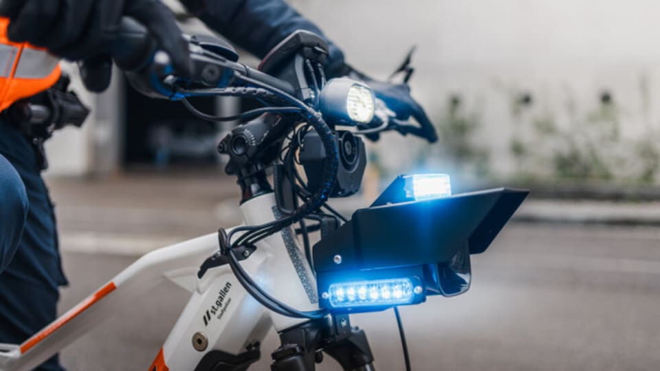 Die St. Galler Stadtpolizei hat ihre E-Bikes aufgerüstet – mit Blaulicht und Sirenen.