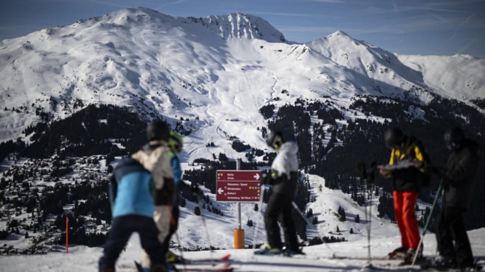 Skifahrerinnen und Skifahrer geniessen im Februar 2024 einen Tag auf der Piste im Skigebiet Arosa Lenzerheide.