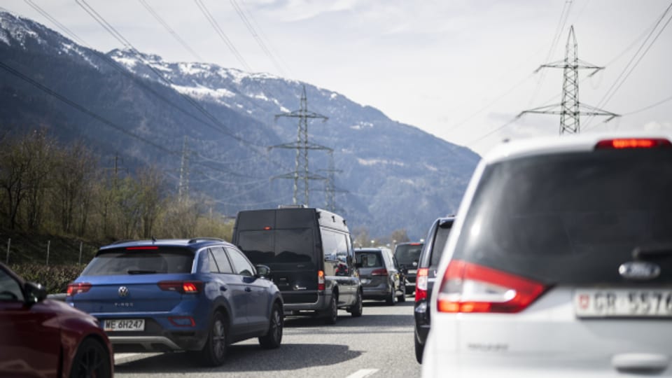 Der Verkehr staut sich über das Auffahrtswochenende wieder an den Nadelöhren in Graubünden.