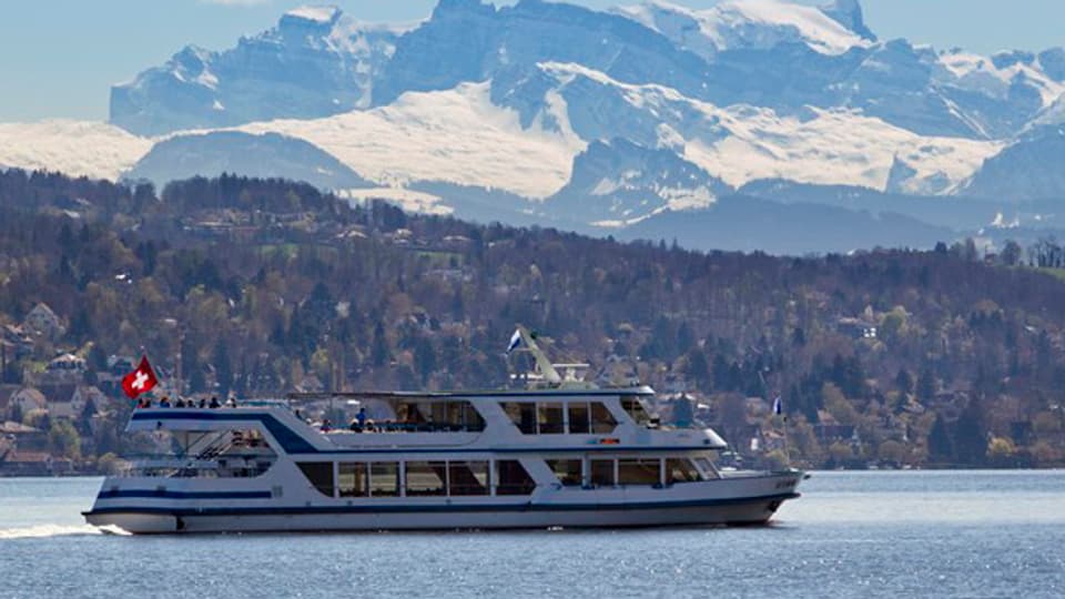 Die MS Uetliberg auf dem Zürichsee unterwegs.