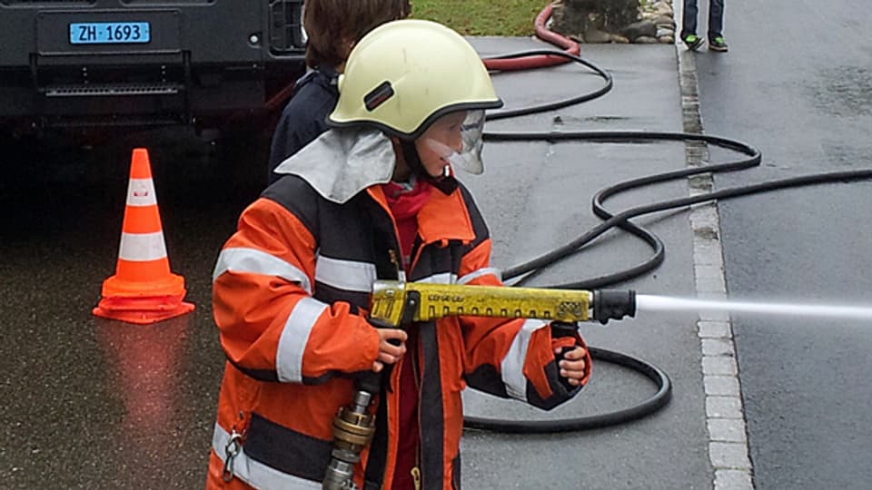 Mit vollem Einsatz dabei: Übungen mit Wasser und Feuer machen den Feuerwehrkindern am meisten Spass.
