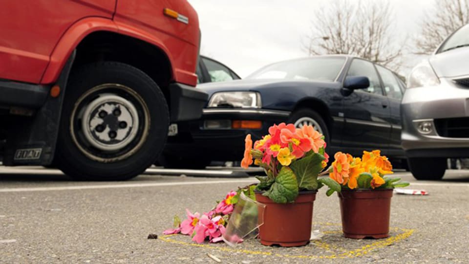 Blumen am Tatort: was die Tat auf dem Parkplatz Volketswil Mord oder ein Unfall?