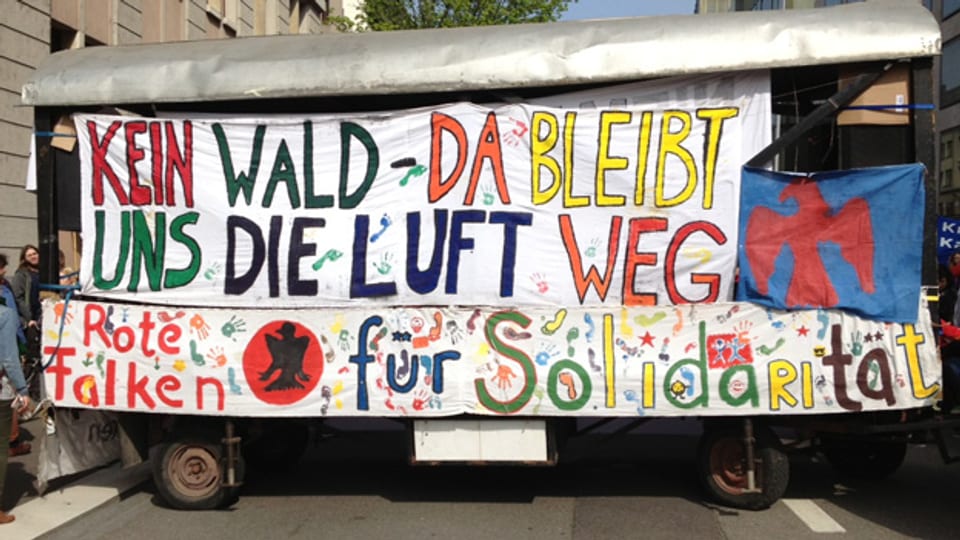 Auch die ganz Jungen demonstrieren mit: Plakat der Roten Falken am 1. Mai in Zürich.