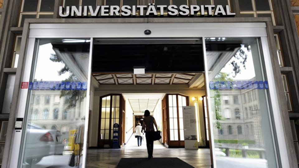 Durch die Eingangstüren des Universitätsspitals Zürich gingen 2012 mehr Patientinnen und Patienten.