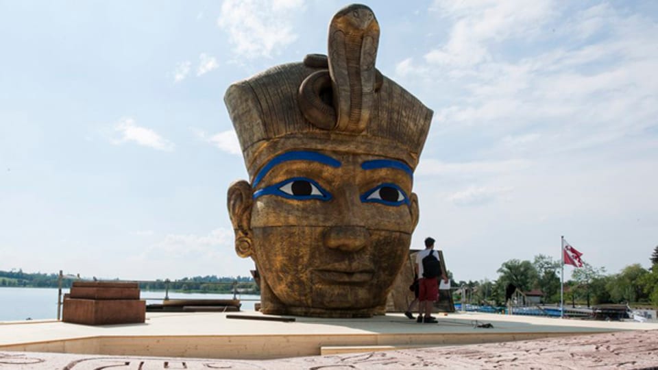 Nicht sehr standfest: Der Kopf des Pharao auf der Freilichtbühne in Pfäffikon.