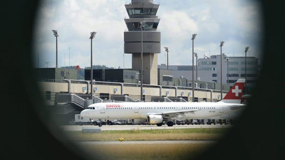 Am Flughafen Zürich hat es laut Preisüberwacher zu wenig Platz für Billig-Flieger.