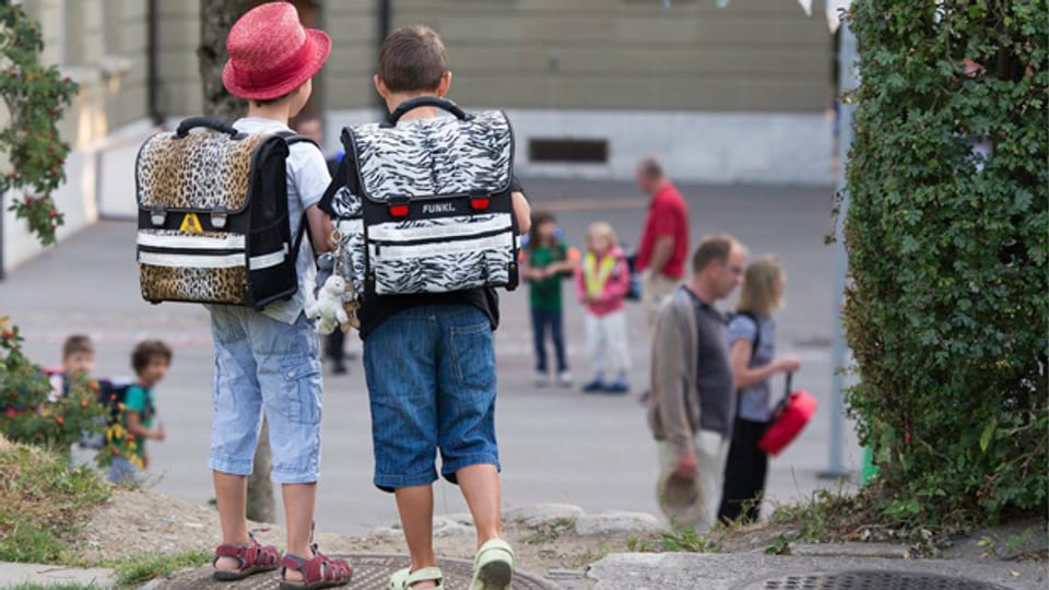 Zürcher Schulkinder gehen ohne Leuchtweste in die Schule.