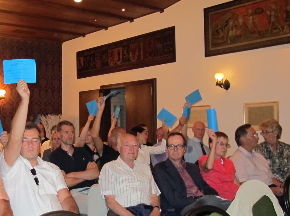 Mit 38 zu 26 Stimmen fassen die Delegierten der SVP die Ja-Parole zum neuen Zürcher Fussballstadion.