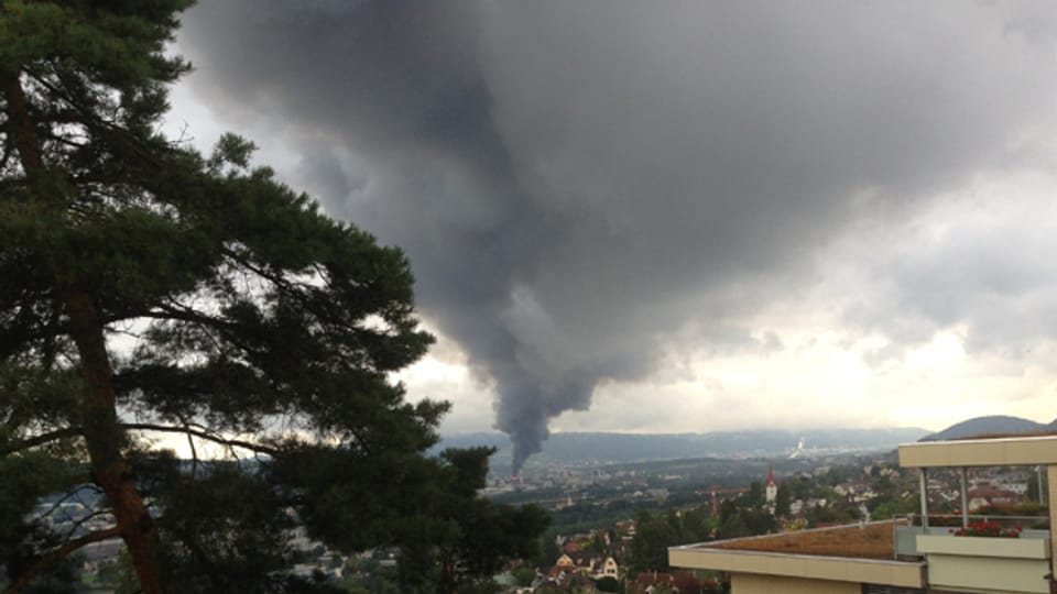Schwarze Wolken über Schlieren: Die Halle eines Autohändlers brennt.