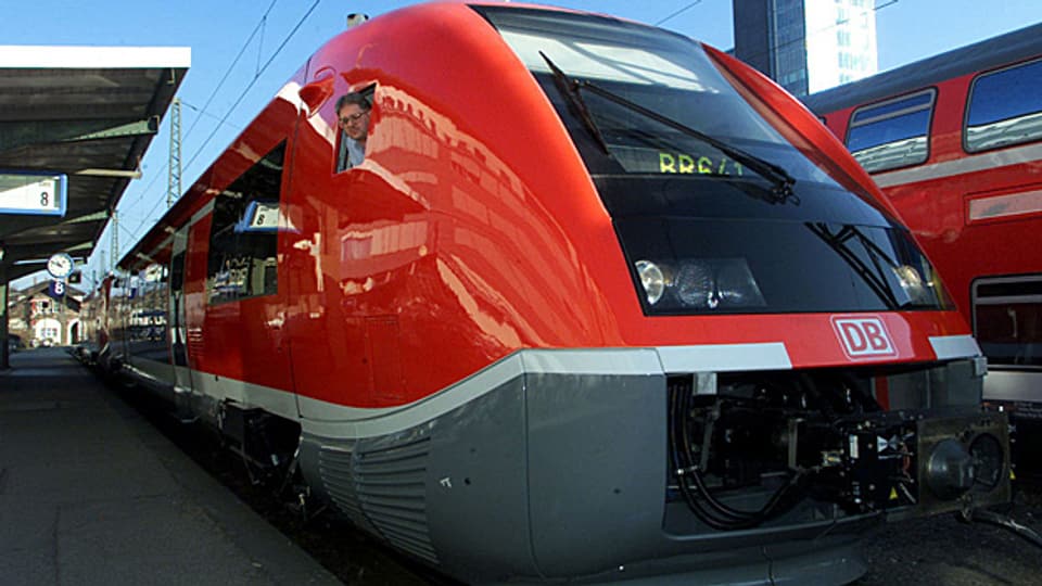 Ein Zug der DB auf der Hochrhein-Strecke