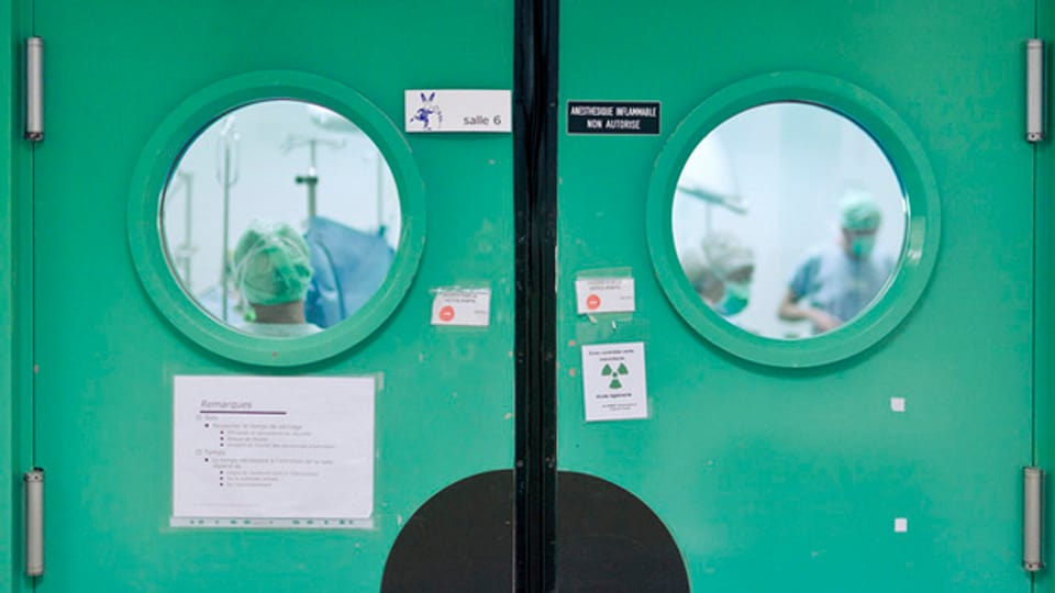 Blick durch die Türfenster in einen Operationssaal des Zürcher Unispitals.