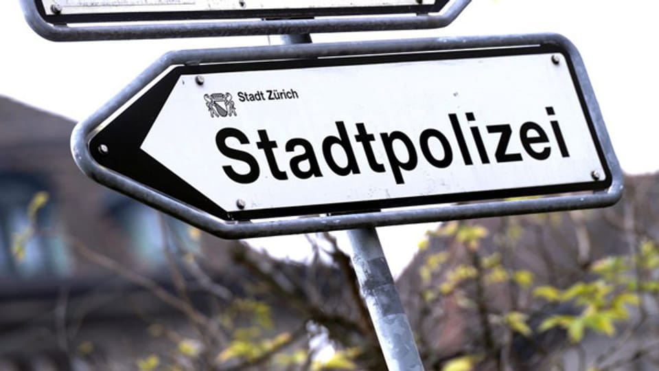 Nicht mehr auf dem Weg zum Polizeiposten: Die Stadtpolizei Zürich hat einem Mitarbeiter wegen Alkoholproblemen gekündigt.