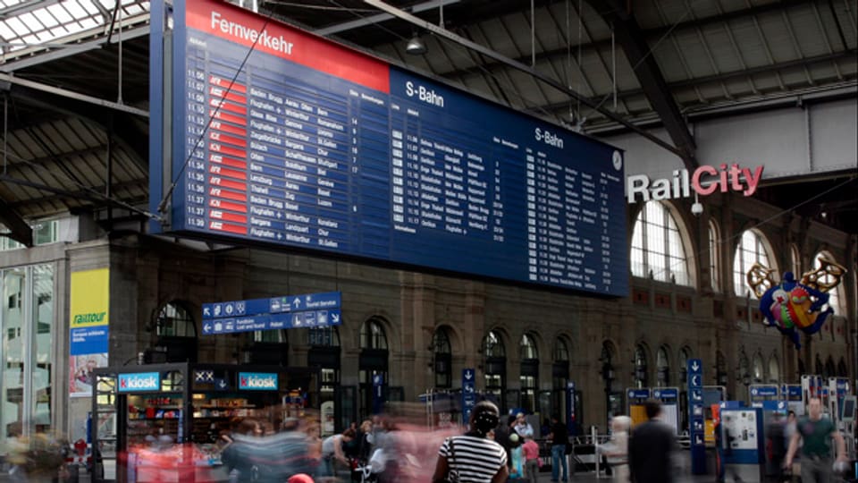 Soll bis im Sommer durch einen riesen Bildschirm ersetzt werden: die Anzeigetafel am Hauptbahnhof Zürich.