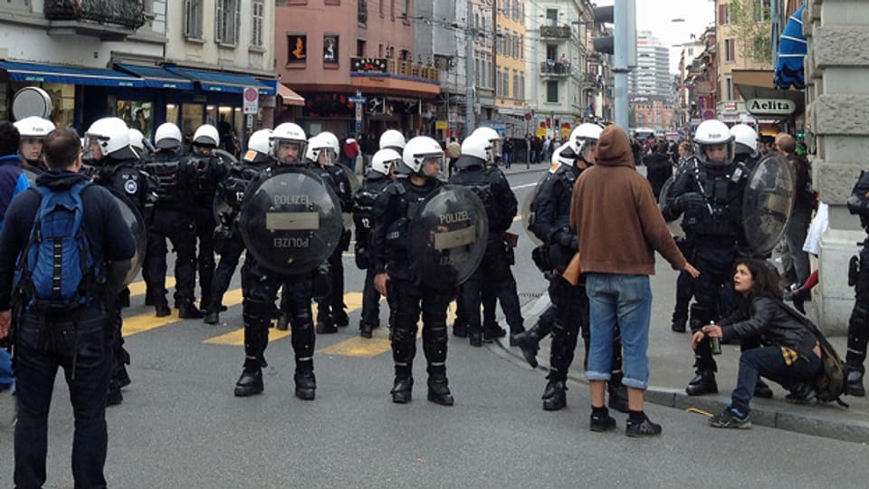Mit Grossaufgebot gegen Nachdemonstrationen: Die Polizei riegelt die Zürcher Langstrasse ab.