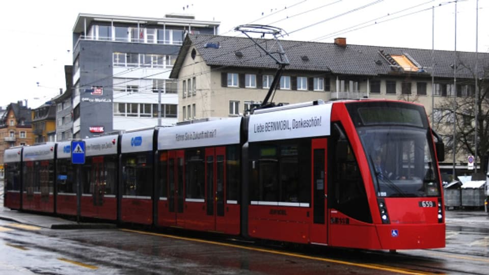 Das Berner Combino bei einer Testfahrt durch Zürich.