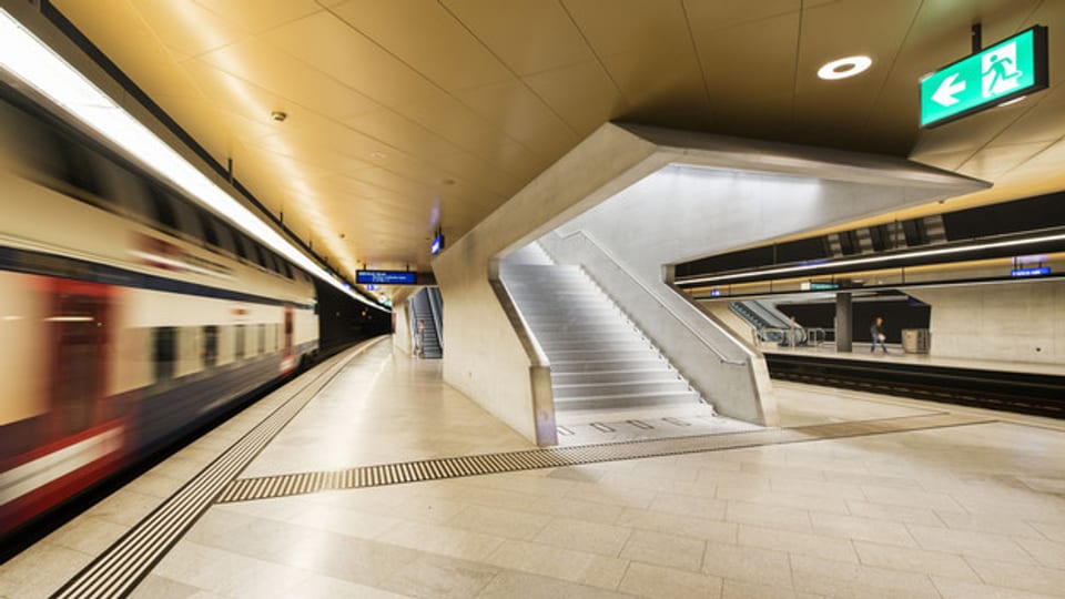 Der neue Bahnhof Löwenstrasse mit goldener Decke.