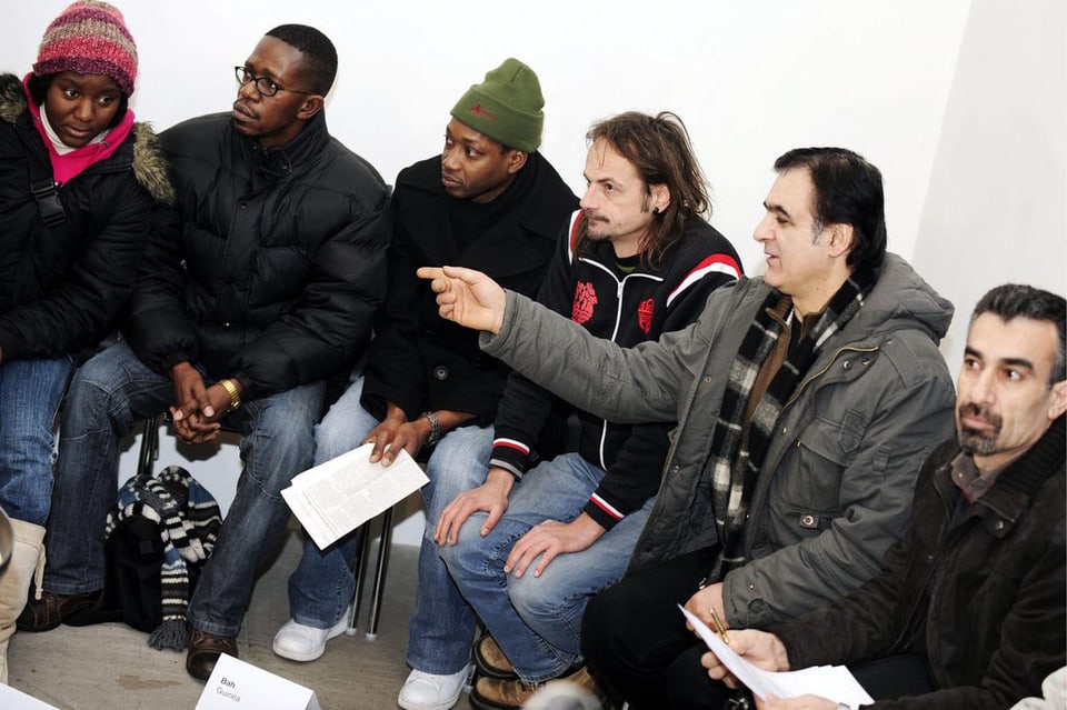 Flüchtlinge in Zürich diskutieren über Rechte und Pflichten.