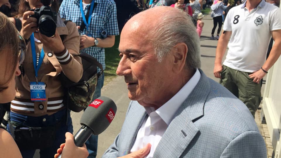 Sepp Blatter steht am Youth Cup spontan für ein Interview zur Verfügung.