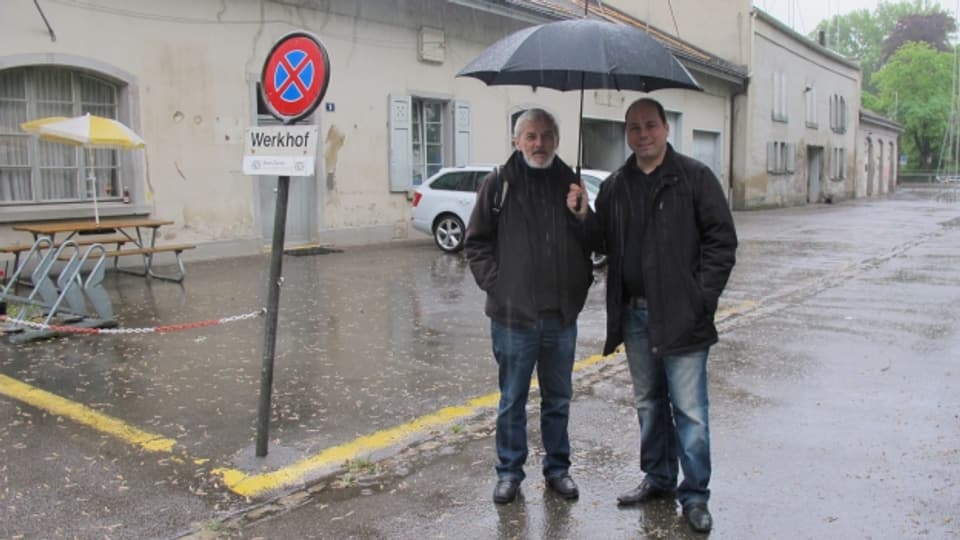 Niklaus Scherr (AL) und Mauro Tuena (SVP) unterm Regenschirm