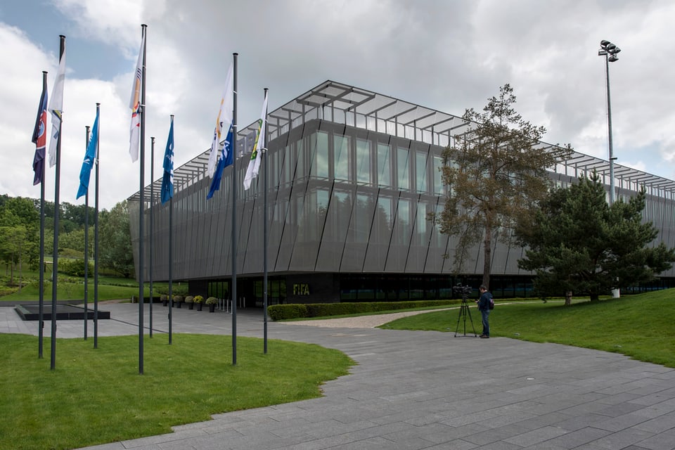 Dunkle Wolken über dem Hauptsitz der Fifa auf dem Zürichberg.