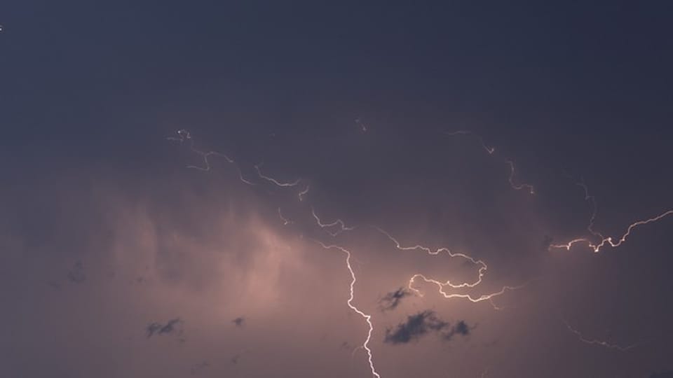 Blitze in Serie am Zürcher Nachthimmel.