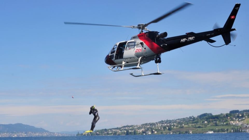 Polizeihelikopter über dem Zürichsee