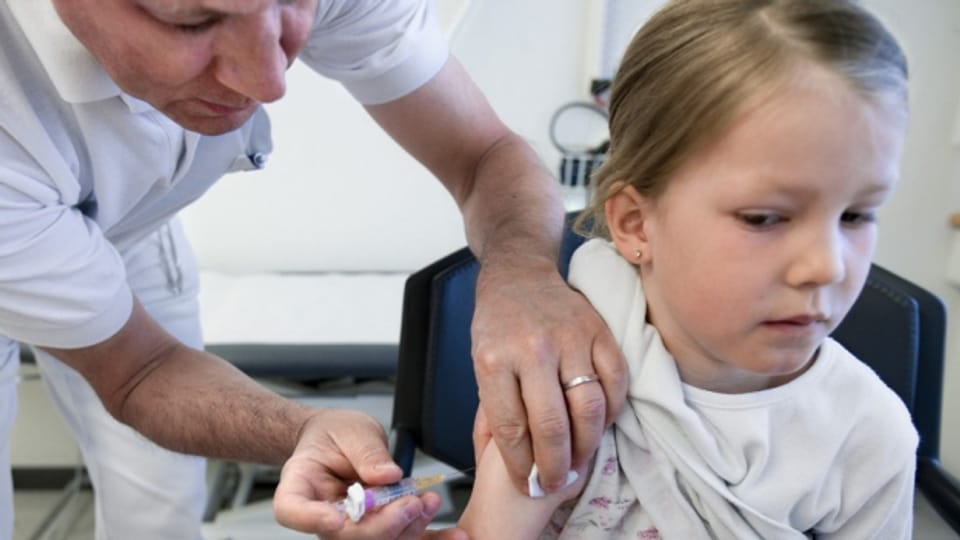 Kinder sollen möglichst früh gegen Masern geimpft werden, finden auch die Schulärzte im Kanton Zürich.