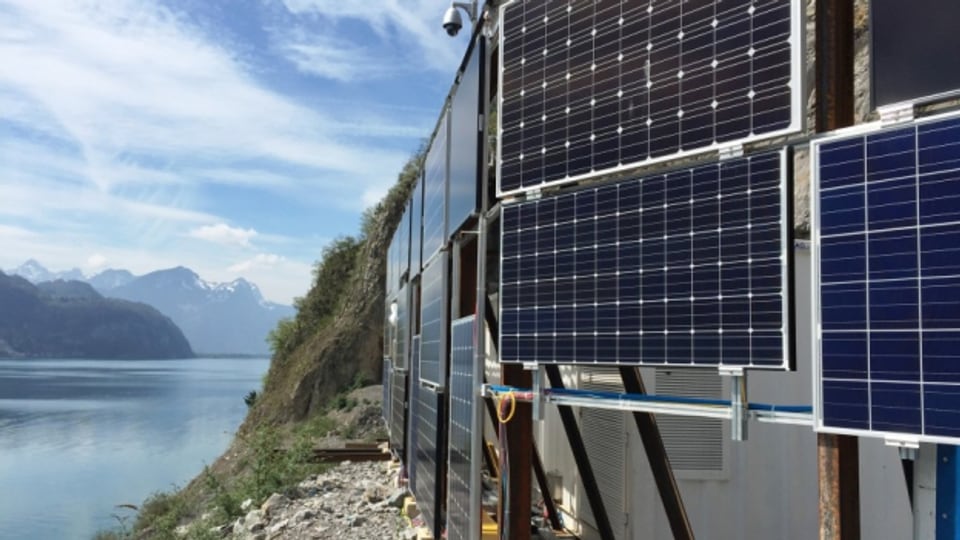 Ein Ärgernis für Naturschützer: Testanlage für das geplante, grösste Solarkraftwerk der Schweiz am Walensee.