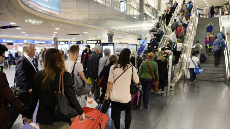Im Juli mussten sich die Passagiere im Flughafen Zürich in Geduld üben.