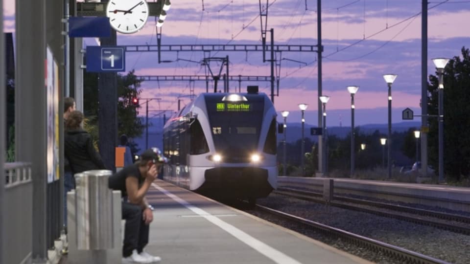 Lichtsignale und Warntöne sollen die Perrons sicherer machen - im Bild der Bahnhof Hettlingen.