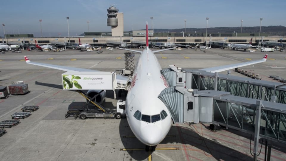 Der Flughafen Zürich soll Passagiere künftig weniger kosten.