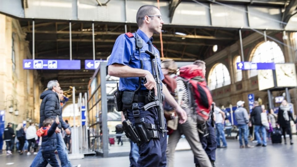 Die Kantonspolizei markiert Präsenz, zum Beispiel am Zürcher Hauptbahnhof