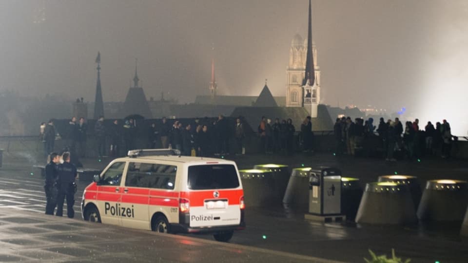 Silvester brutal: Polizisten wurden im Niederdorf von einem Mob angegriffen.