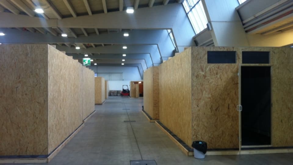 Blick auf die Flüchtlingshäuser in der Halle 9 der Messe Zürich.