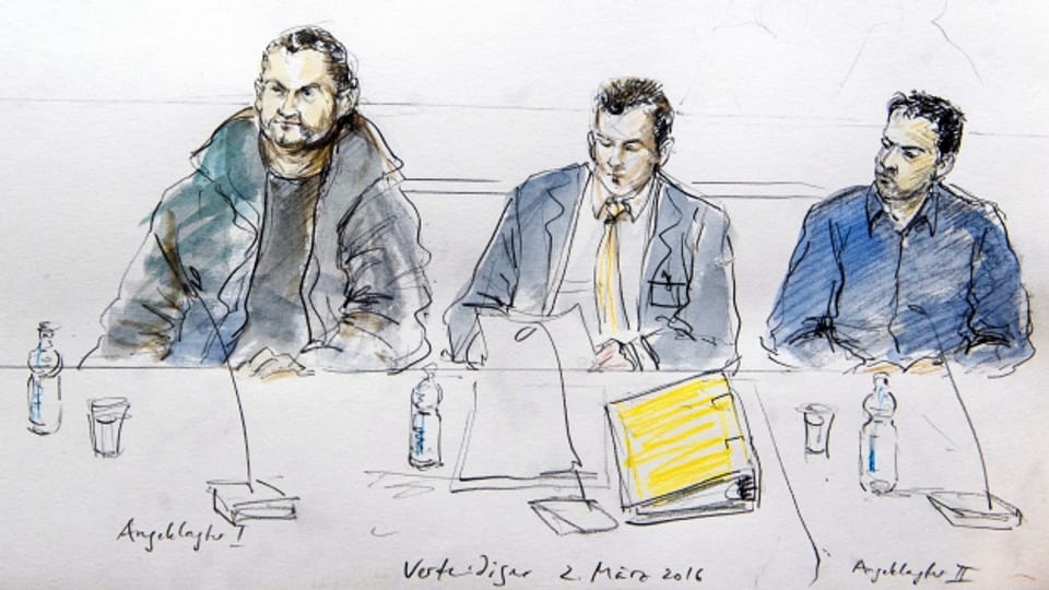 Eine Gerichtszeichnung von zwei der vier Angeklagten und ihrem Verteidiger.