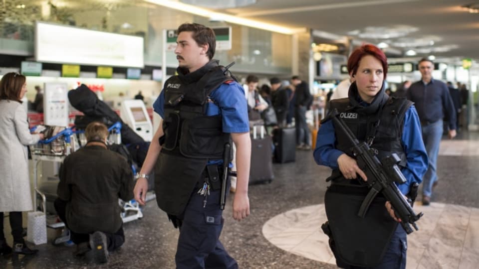 Wegen der Anschläge in Brüssel hat die Kantonspolizei ihre Präsenz am Flughafen Zürich erhöht.
