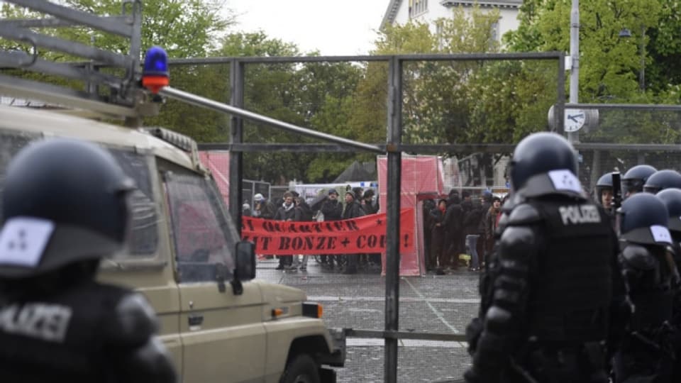 Mit viel Polizei gegen die Nachdemo: Am Helvetiaplatz werden 80 Personen eingekesselt.