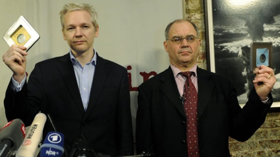 Assange und Elmer bei der angeblichen Datenübergabe 2011 in London