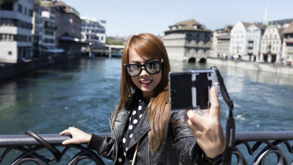 «Smile» - diese Touristin aus Asien liess sich den Besuch in Zürich nicht nehmen.