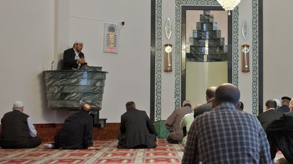 Ein Imam predigt vor seiner Gemeinde