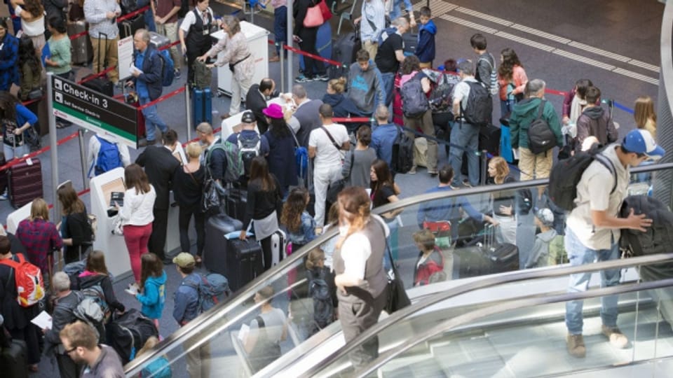 Im Sommer 2016 wurden am Flughafen Zürich mehr als 100'000 Passagiere gezählt.