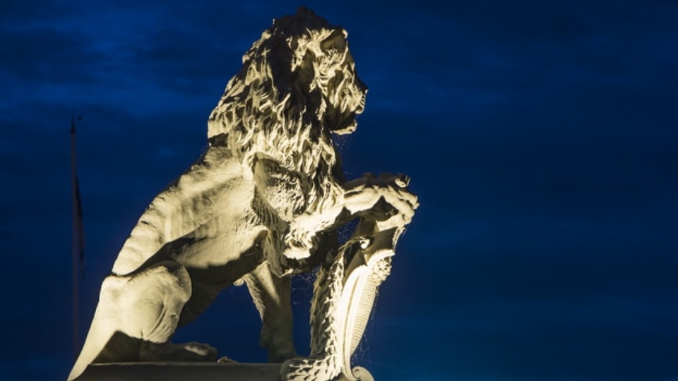 Die Schmierereien werden geputzt: Der Löwe am Bürkliplatz bekommt seine Pracht zurück