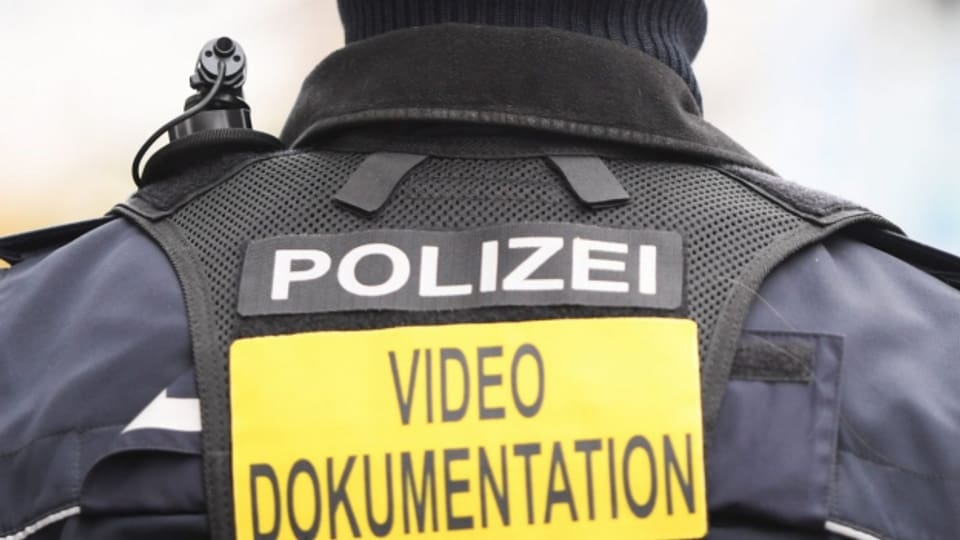 Ich bin auch ein Kameramann. Ein Polizist im deutschen Bundesland Hessen.